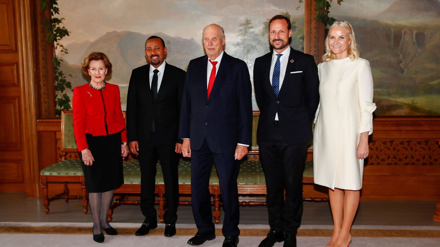 Los reyes y los príncipes de Noruega, durante el almuerzo de los Premios Nobel.  (EFE)