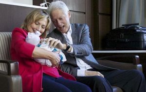 Bill Clinton hace campaña a favor de Hillary presumiendo de nieta 