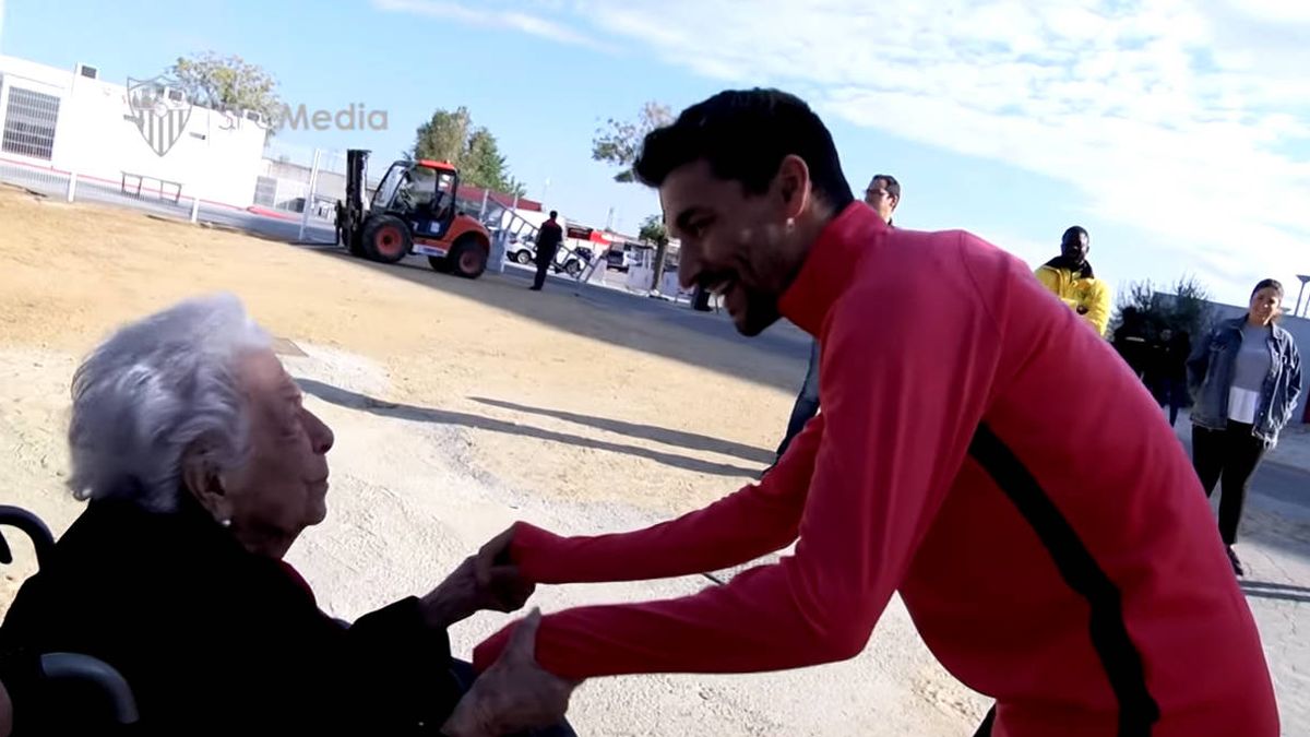 La emoción de una anciana de 102 años al conocer en persona a Jesús Navas