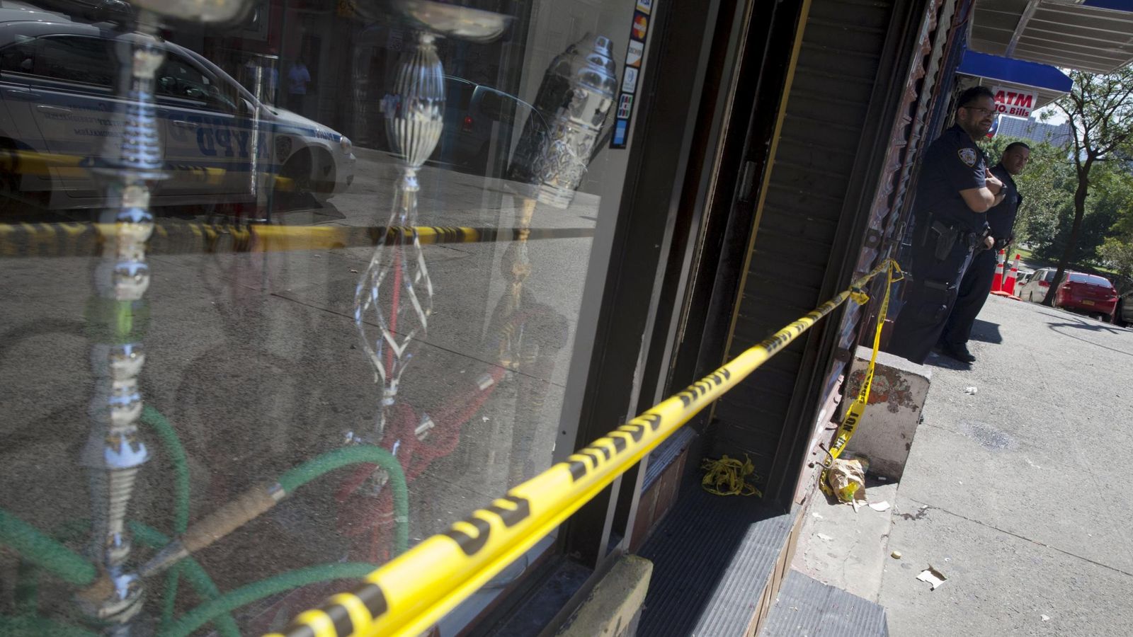 Foto: Agentes de la Policía de Nueva York a las puertas de una Smoke shop, una tienda de productos relacionados con el cannabis (Reuters). 