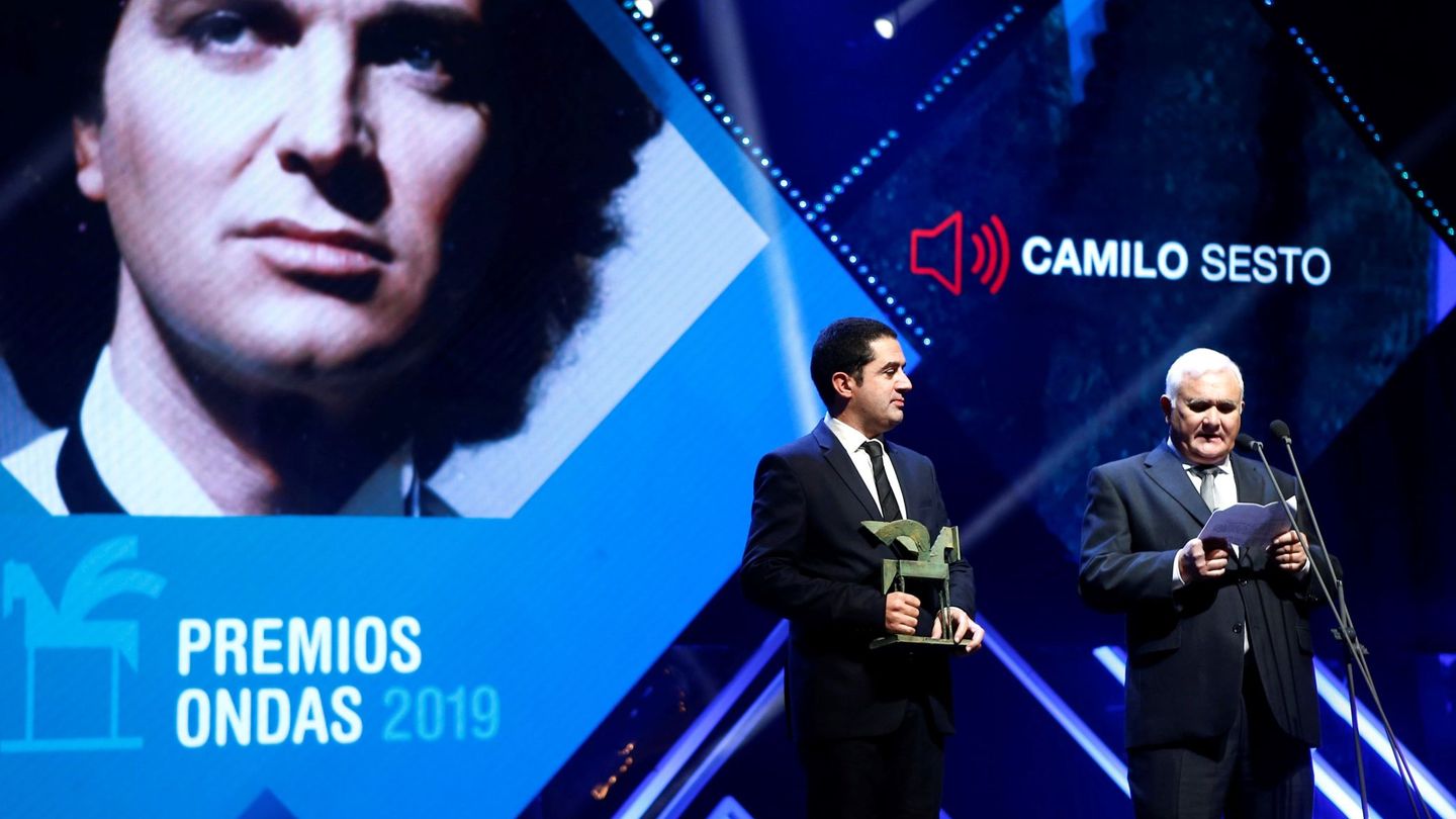 El alcalde de Alcoy, Antonio Francés, y el director de Radio Alcoy, Juan Jordá,  recogen el Premio Ondas nacional de música a la trayectoria de Camilo. (EFE)