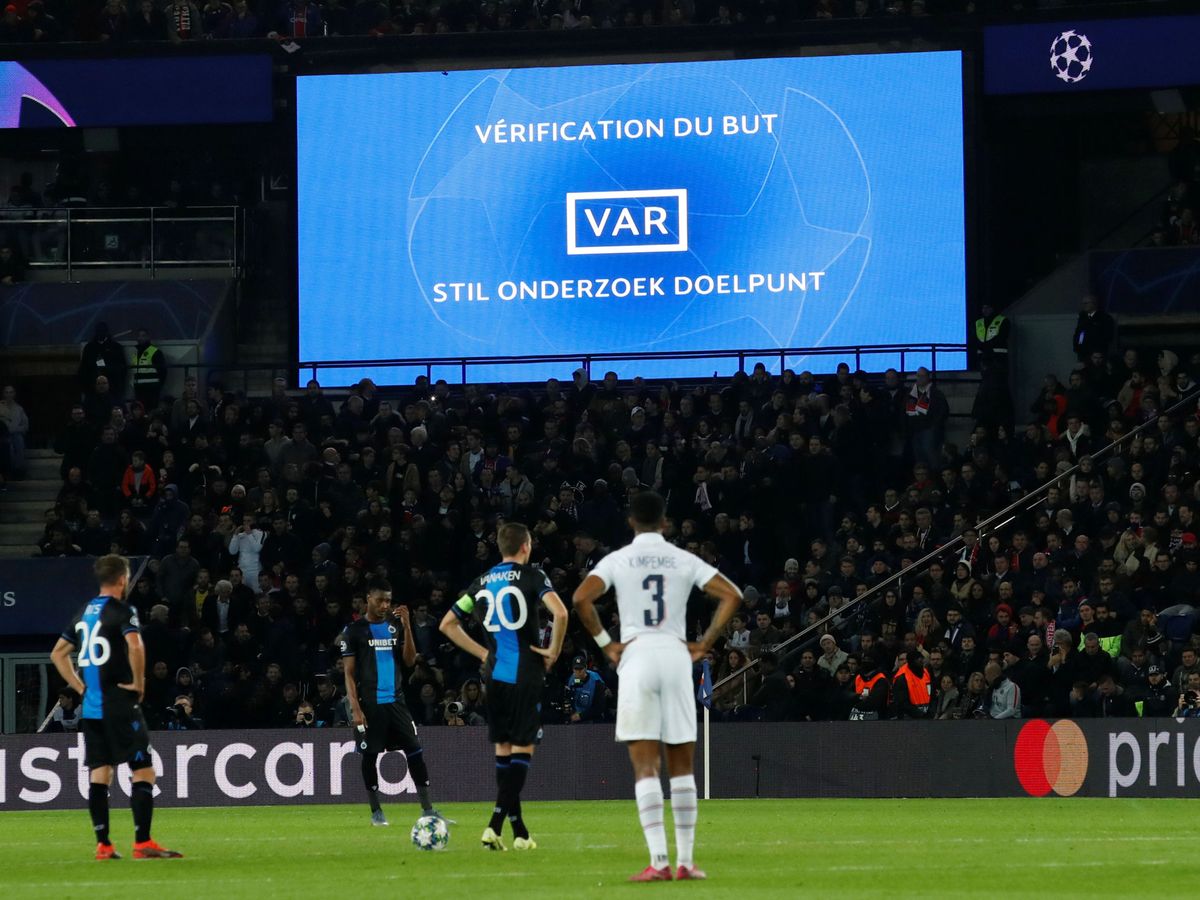 Foto: El VAR en acción durante la última jornada de Champions League. (Reuters)