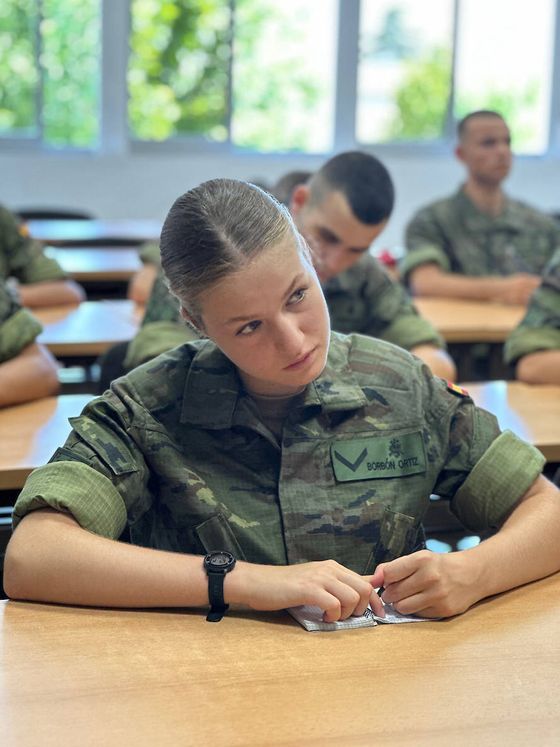 Leonor vestida con uniforme, en una de las aulas de la Academia Militar. (LP)