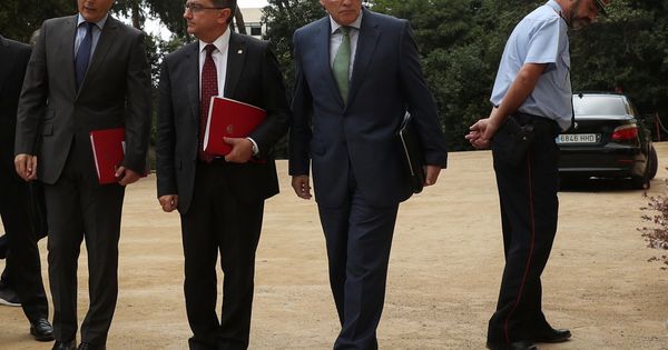 Foto: El mayor de los Mossos d'Esquadra, Josep Lluís Trapero, el coronel de la Guardia Civil, Diego Pérez de los Cobos, y el delegado del Gobierno en Cataluña, Enric Millo. (Reuters)