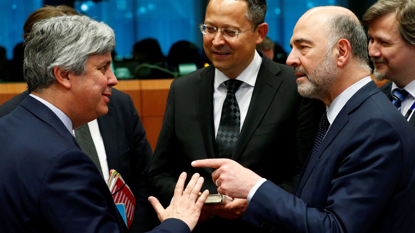Centeno (izquierda), presidente del Eurogrupo, charla con Moscovici. (Reuters)