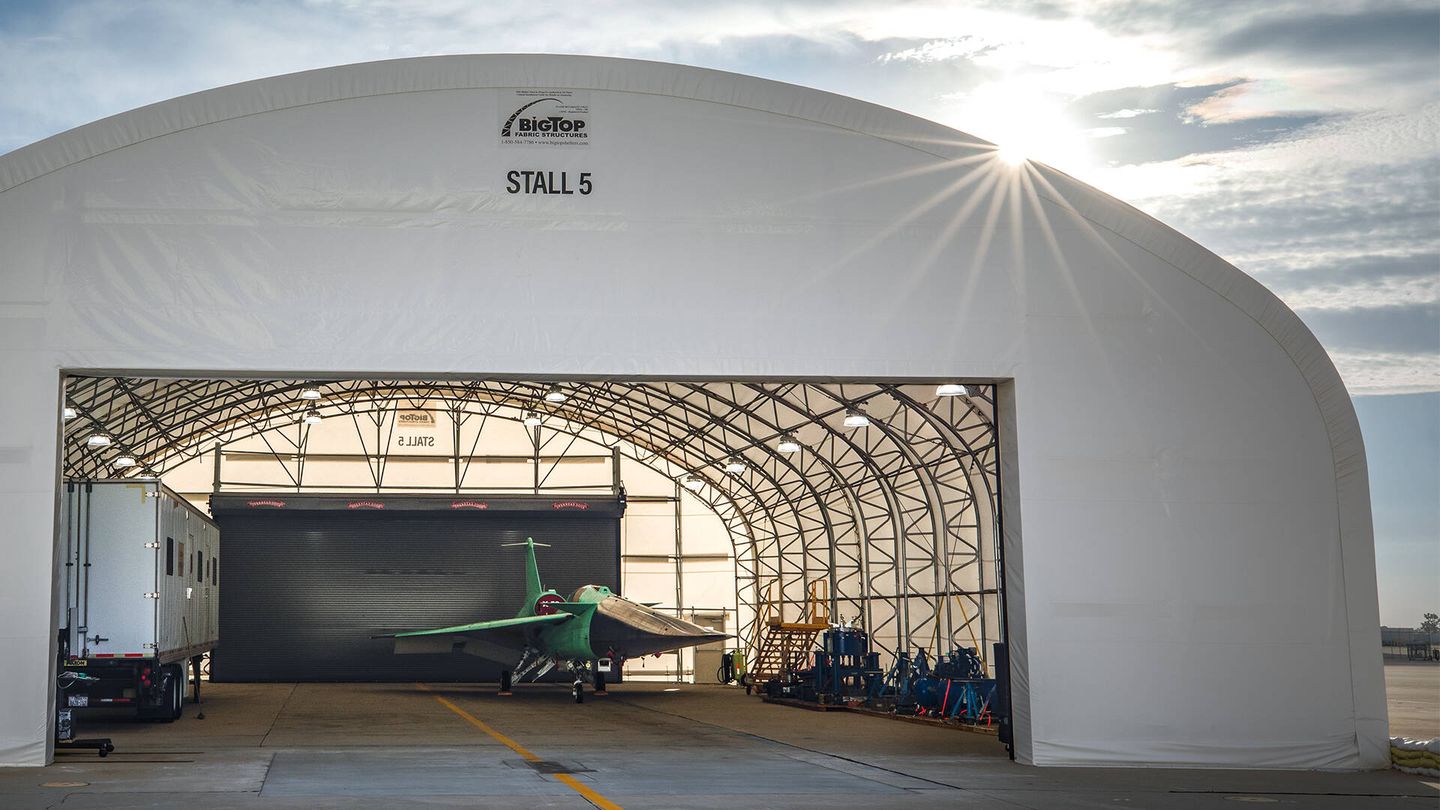 El X-59 en el hangar que será su hogar en los próximos meses. (NASA)