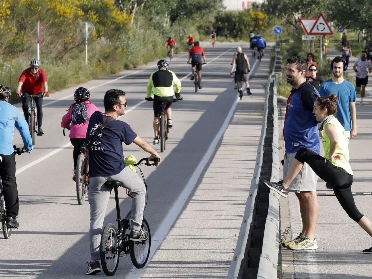 Foto: Vista de personas haciendo deporte. (EFE/Andreu Dalmau)