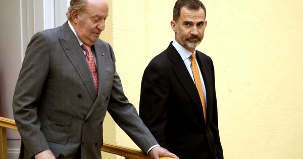Foto: Felipe VI y el rey emérito antes de comenzar la reunión del Patronato de la Fundación COTEC en mayo de 2017. (EFE)