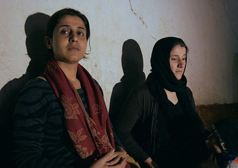 Foto: Hamshe, a la derecha, narra su experiencia como esclava sexual del Estado Islámico en "Esclavas del Califato" (BBC)