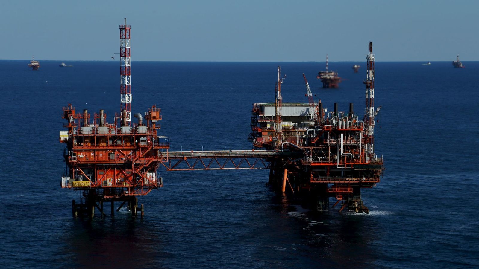 Foto: Una plataforma de petróleo en el mar Adriático. (Reuters)