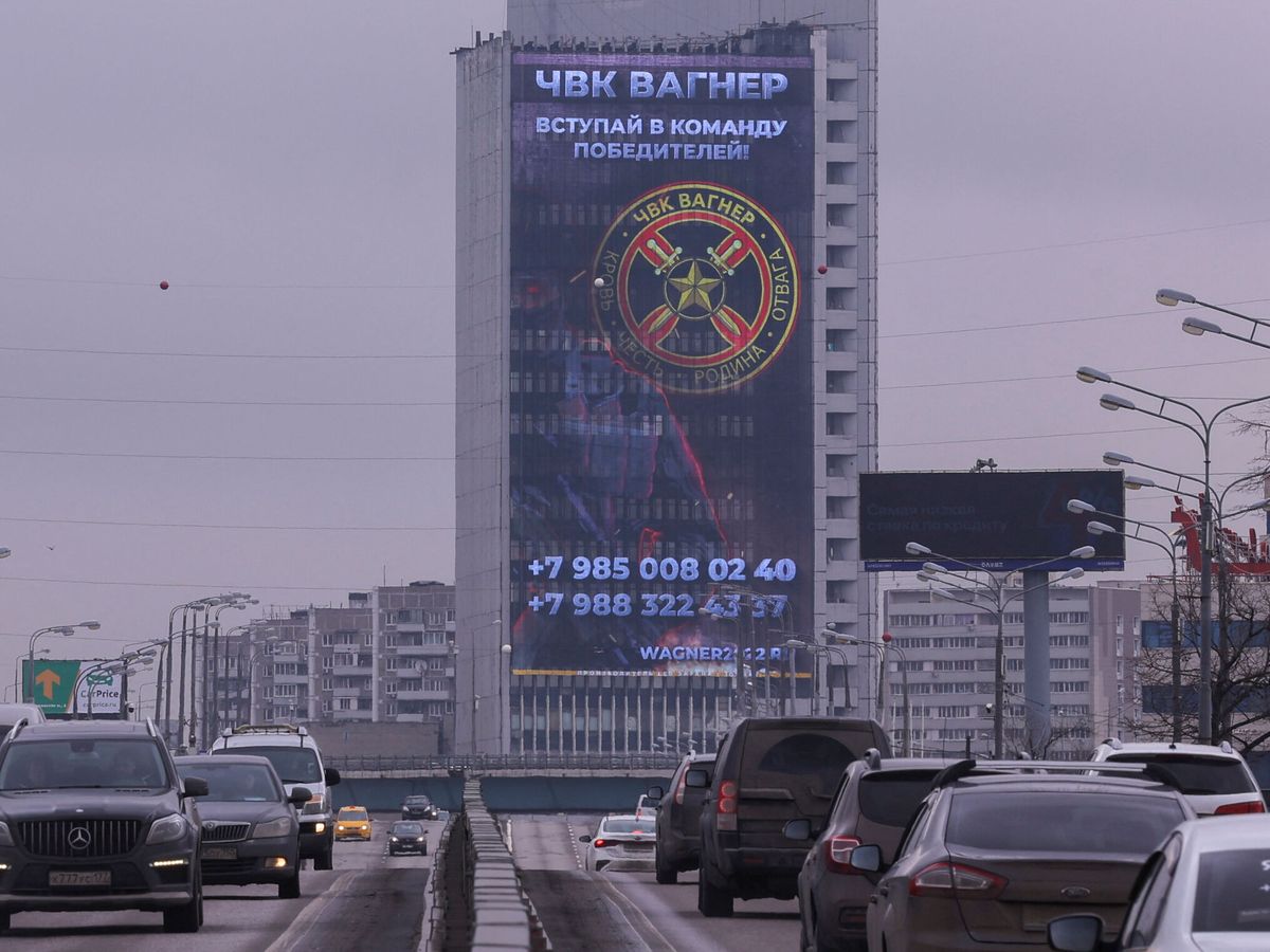 Foto: Un anuncio del grupo Wagner en Moscú. (Reuters/Evgenia Novozhenina)