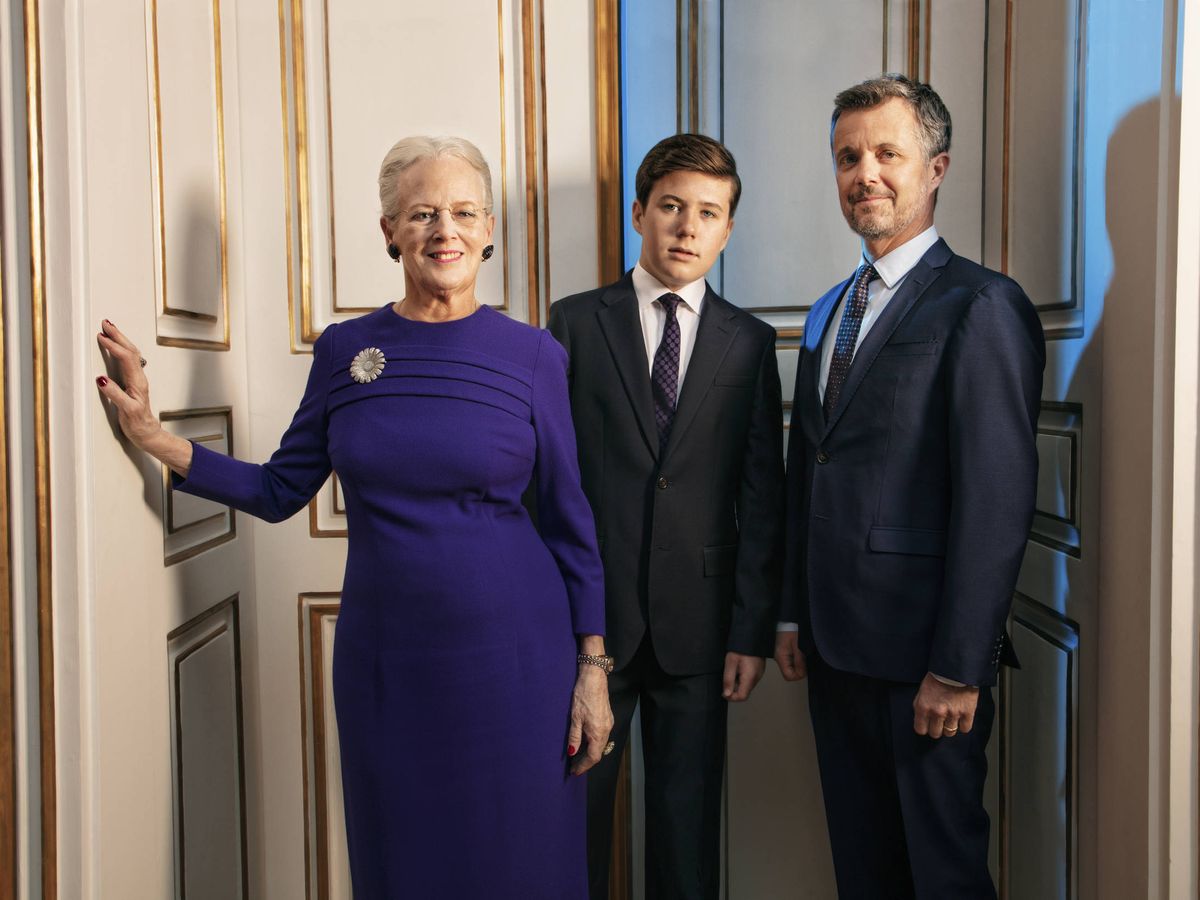 Foto: La reina Margarita, junto al príncipe Federico y el príncipe Christian. (Per Morten Abrahamsen / Casa Real de Dinamarca)
