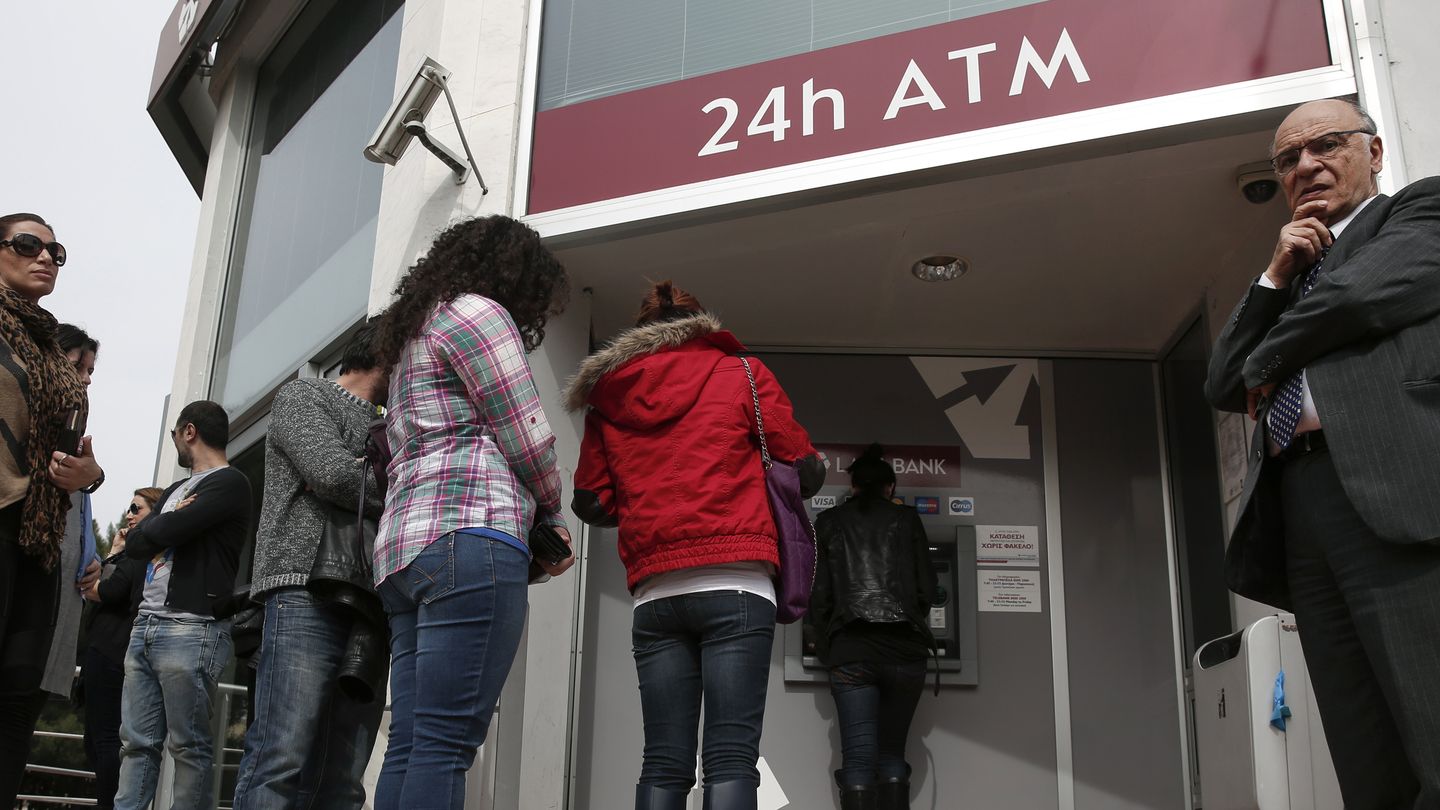 Ciudadanos chipriotas hacen cola ante un cajero automático en Nicosia (Reuters).