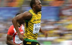 Bolt gobierna los elementos: oro contra el viento y la lluvia