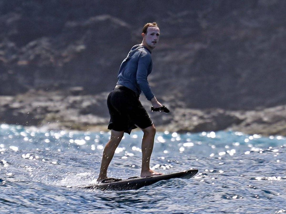 Foto: Mark Zuckerberg surfeando en Hawáii (Twitter).