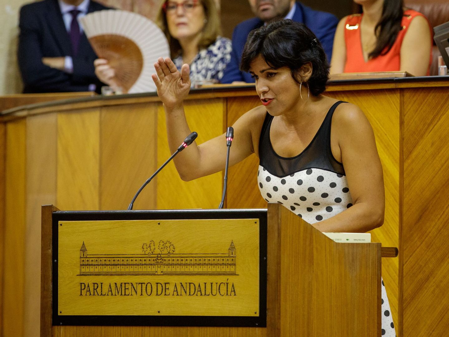 Teresa Rodríguez en la tribuna del Parlamento andaluz en su intercambio con Juanma Moreno. (EFE/Julio Muñoz)