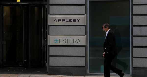 Foto: Un hombre pasa por delante de una oficina del despacho Appleby en Jersey. (Reuters)