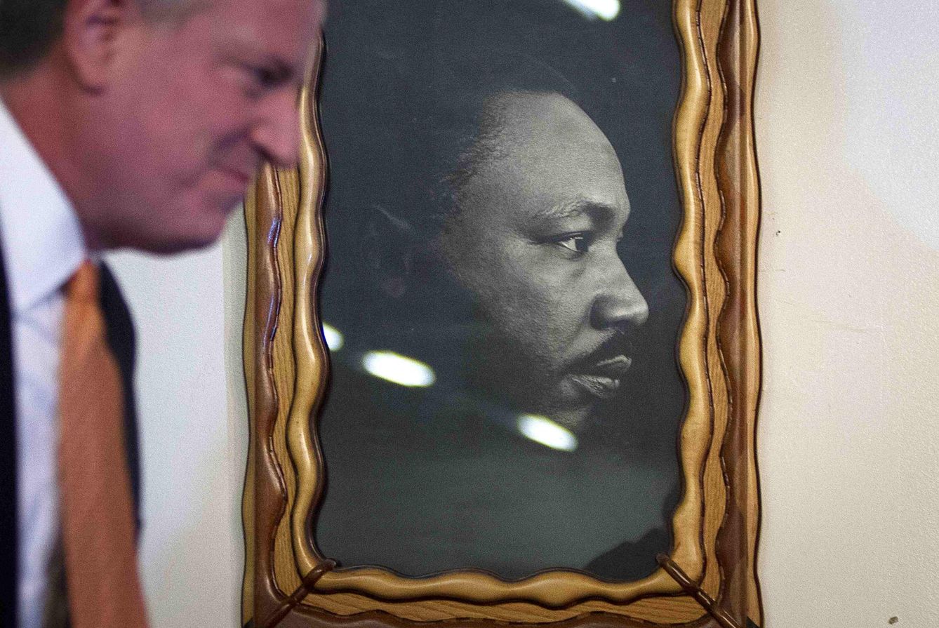 Foto de 2015 del alcalde de Nueva York, Bill de Blasio, con un cuadro de Martin Luther King detrás. (Reuters)
