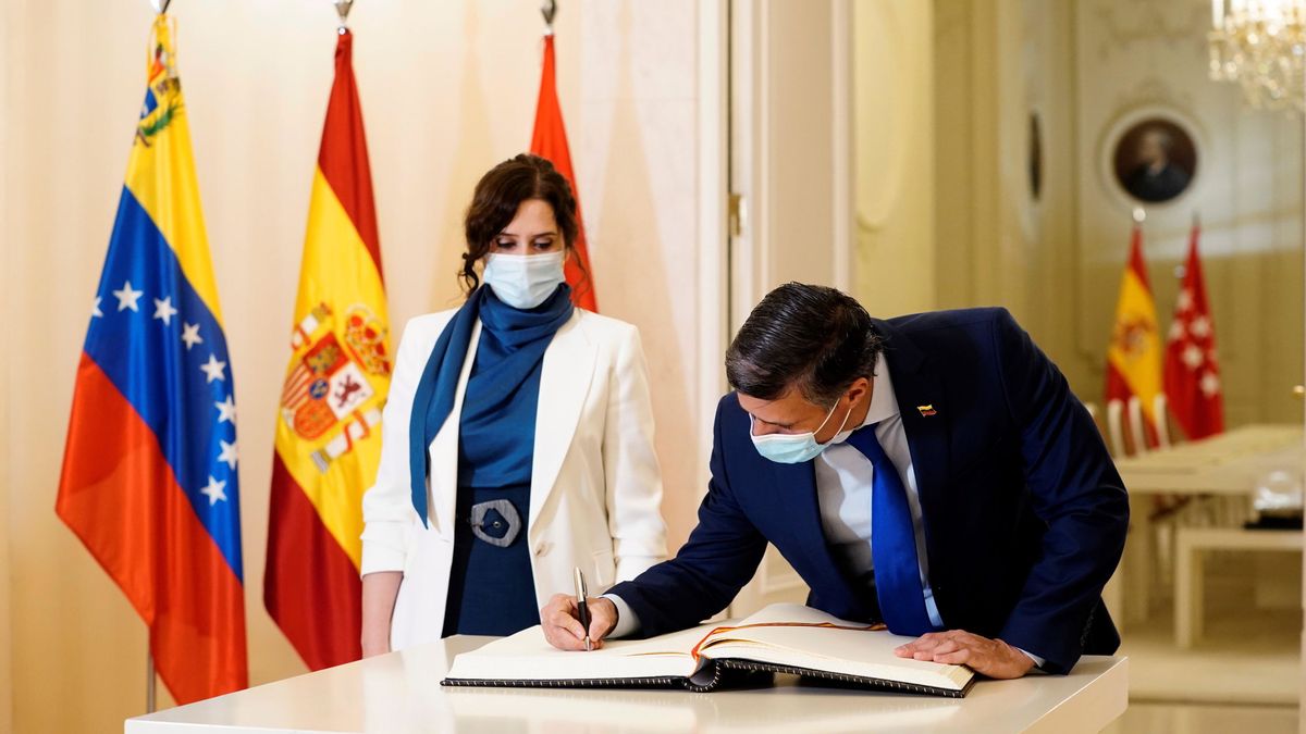 Isabel Díaz Ayuso recibe a Leopoldo López en la sede del Gobierno madrileño