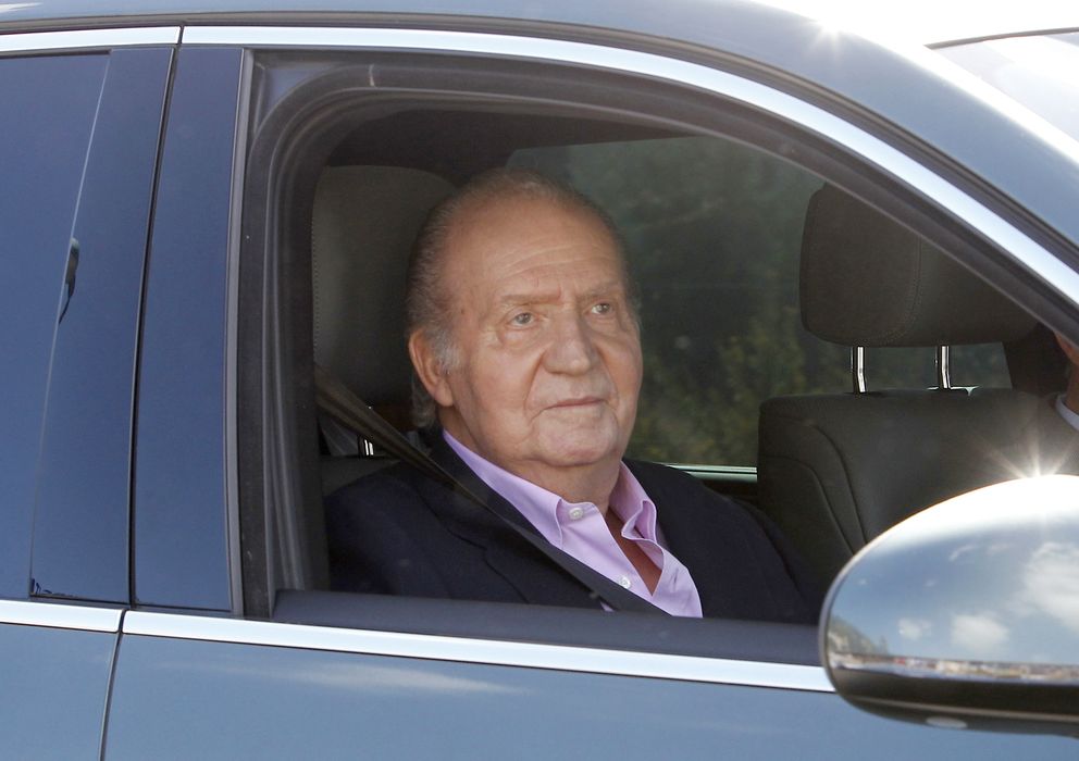 Foto: El rey don Juan Carlos abandonando la clínica Quirón tras su operación de cadera (I.C.)