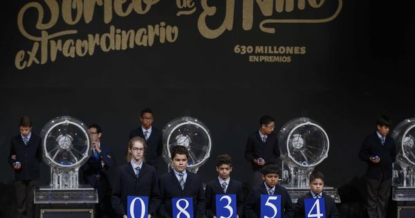Foto: El número 08.354, primer premio de el Niño en 2017 | Foto: EFE