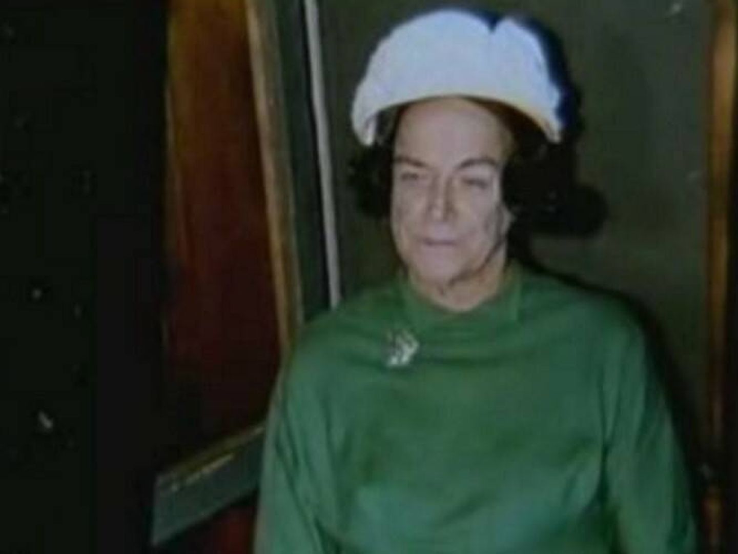 Richard Feynman disfrazado de Isabel II. (Fuente anónima de Caltech)