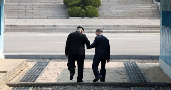 Foto: El presidente surcoreano, Moon Jae-in (d), y el líder del Norte, Kim Jong-un (i), caminan tomados de la mano en la línea de demarcación militar (MDL), durante una ceremonia de bienvenida en el lado sur de la frontera militarizada. (EFE)