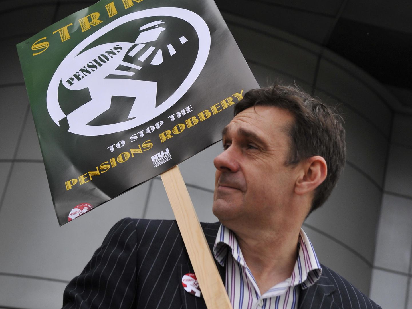 Mason, manifestándose en 2010 frente a la sede de la BBC. (Reuters/Toby Melville)