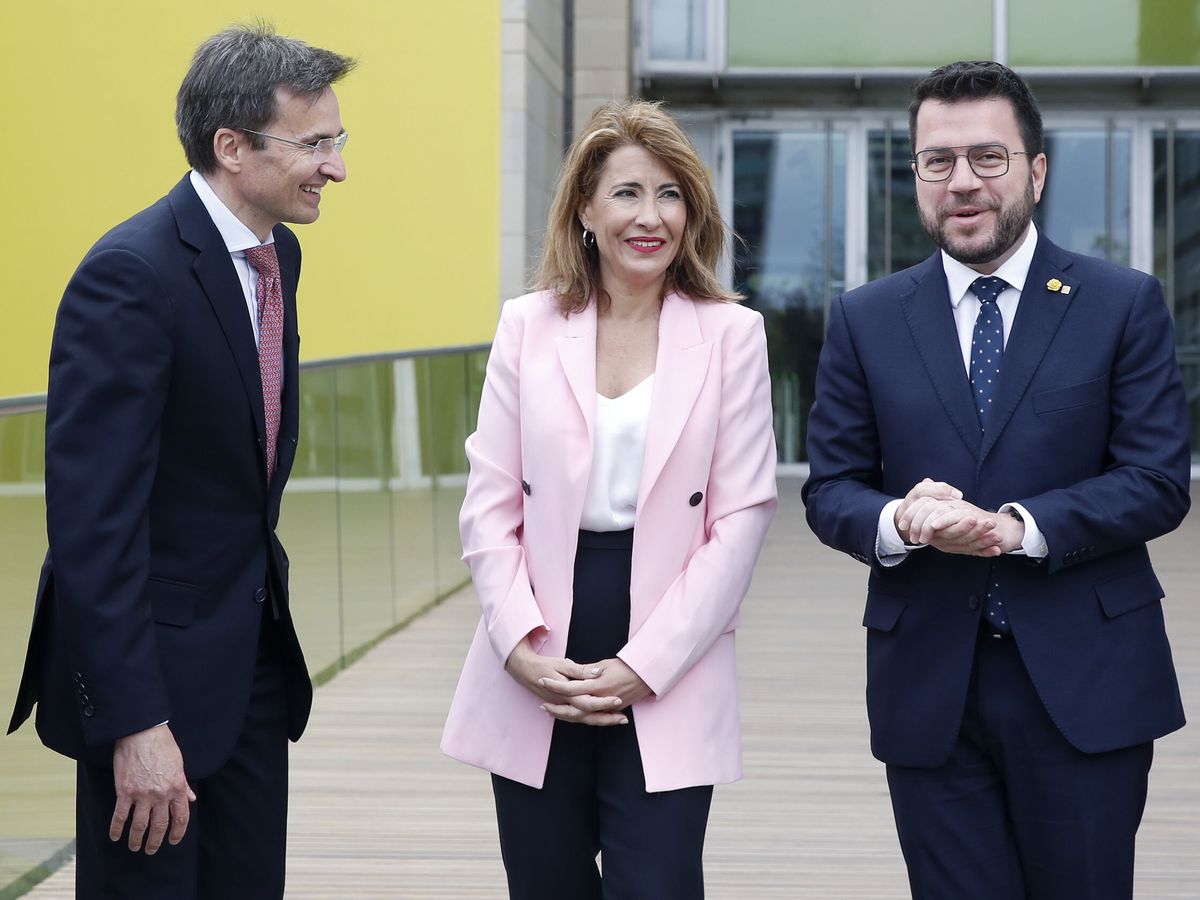 Foto: La ministra de Transportes, Raquel Sánchez, junto al presidente de Vueling, Marco Sansavini (i), y el presidente de la Generalitat, Pere Aragonès. (EFE/ Andreu Dalmau)