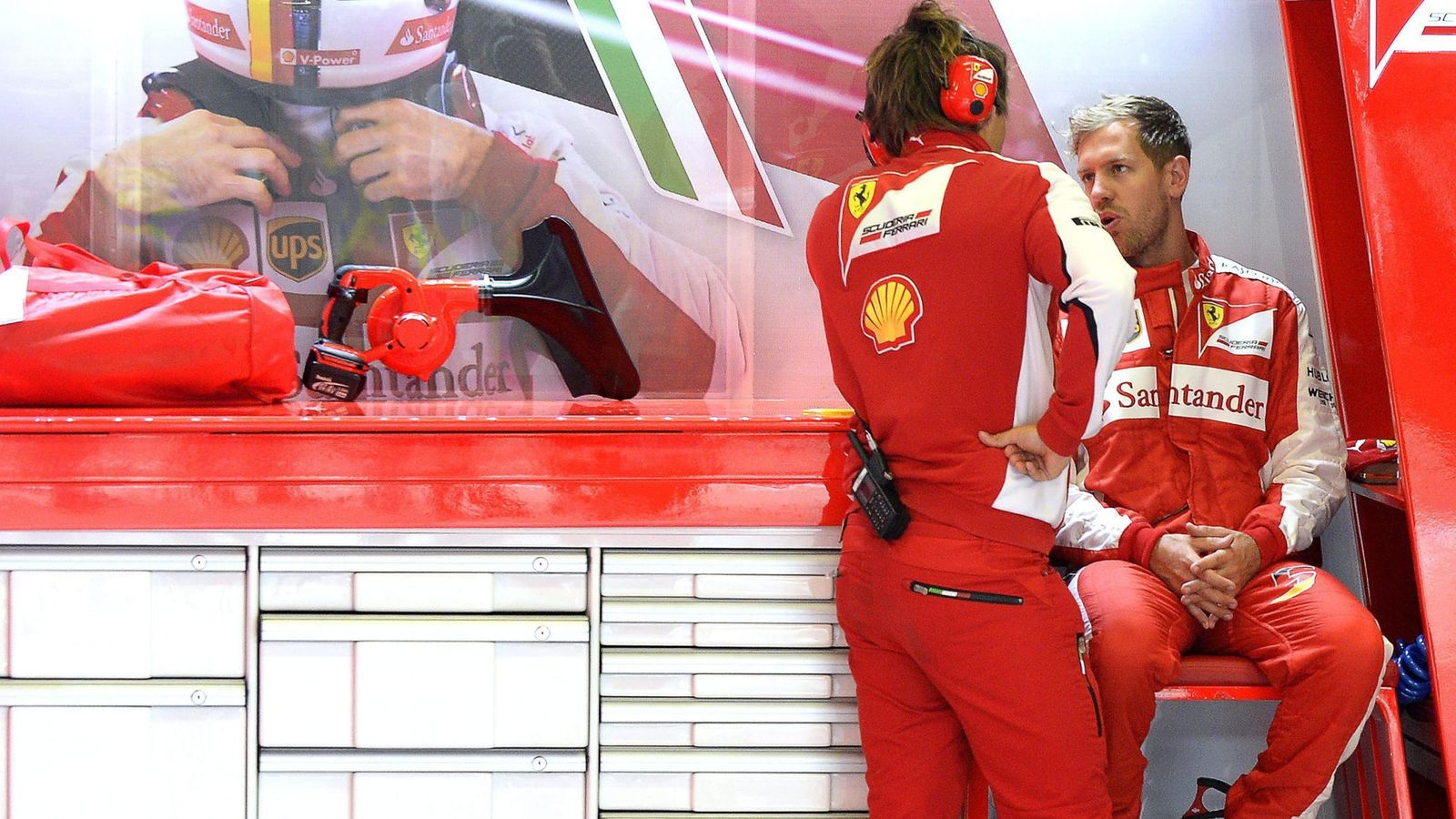 Foto: Sebastian Vettel en el box de Ferrari (Efe)