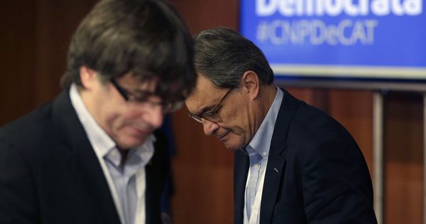 Foto:  El presidente de la Generalitat, Carles Puigdemont (i), junto al expresidente Artur Mas (d). (EFE)