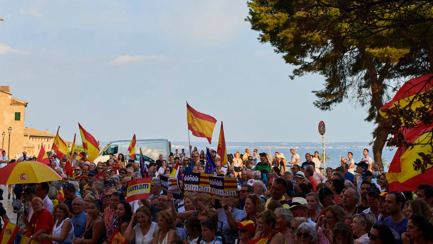 Banderas de España ante un acontecimiento muy señalado. (Limited Pictures)