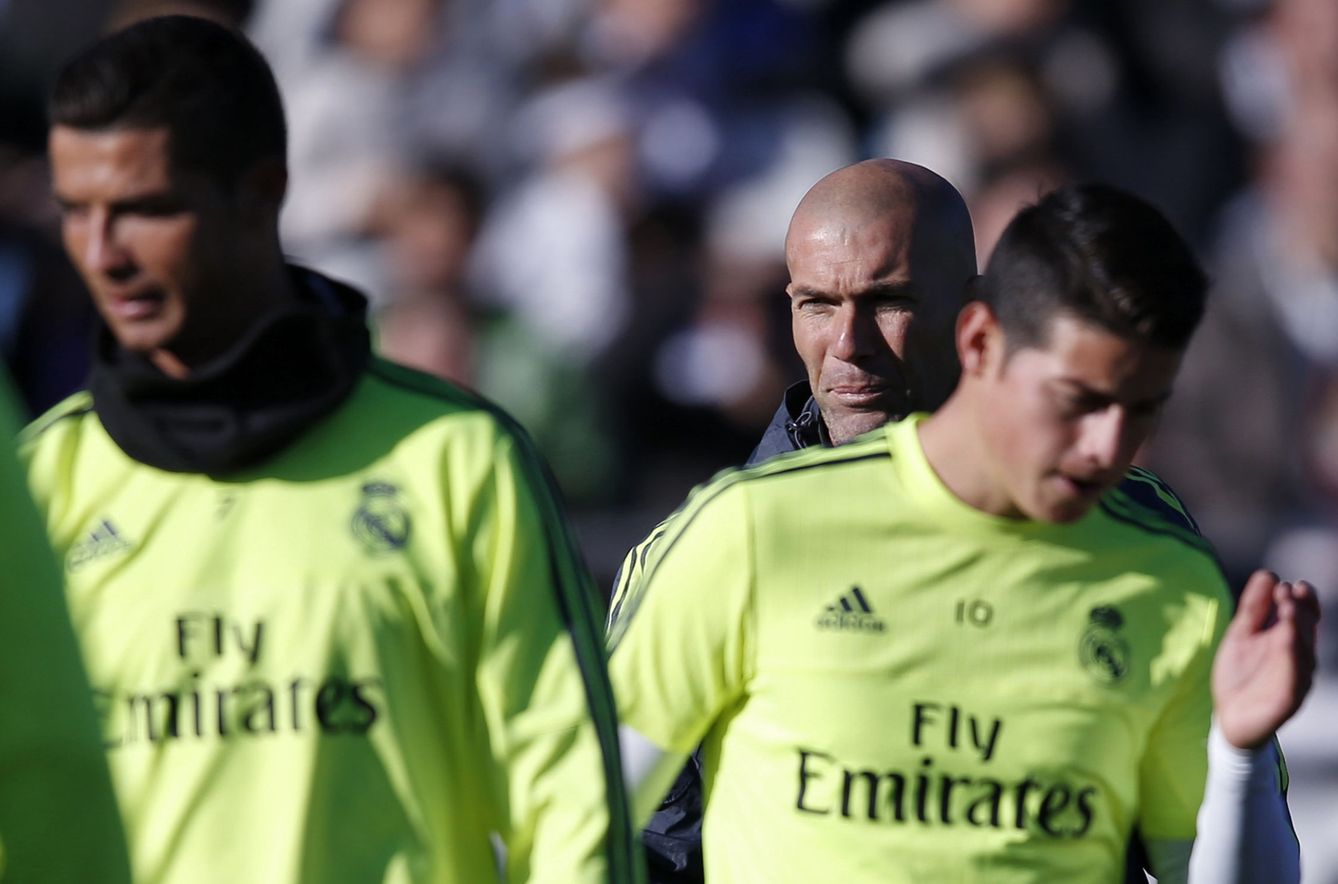 Cristiano y James, con Zidane al fondo durante un entrenamiento del Real Madrid (EFE). 