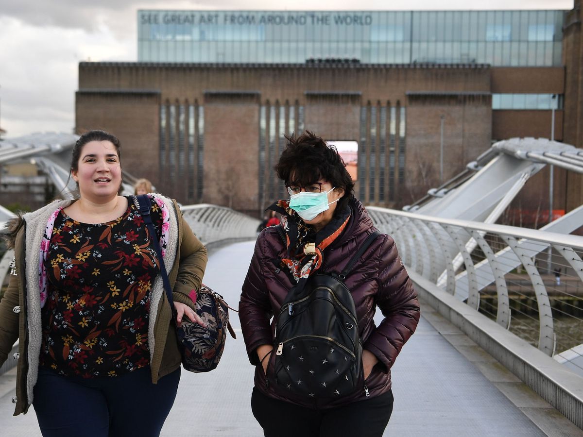 Foto: Dos mujeres pasean por Londres. (Reuters)