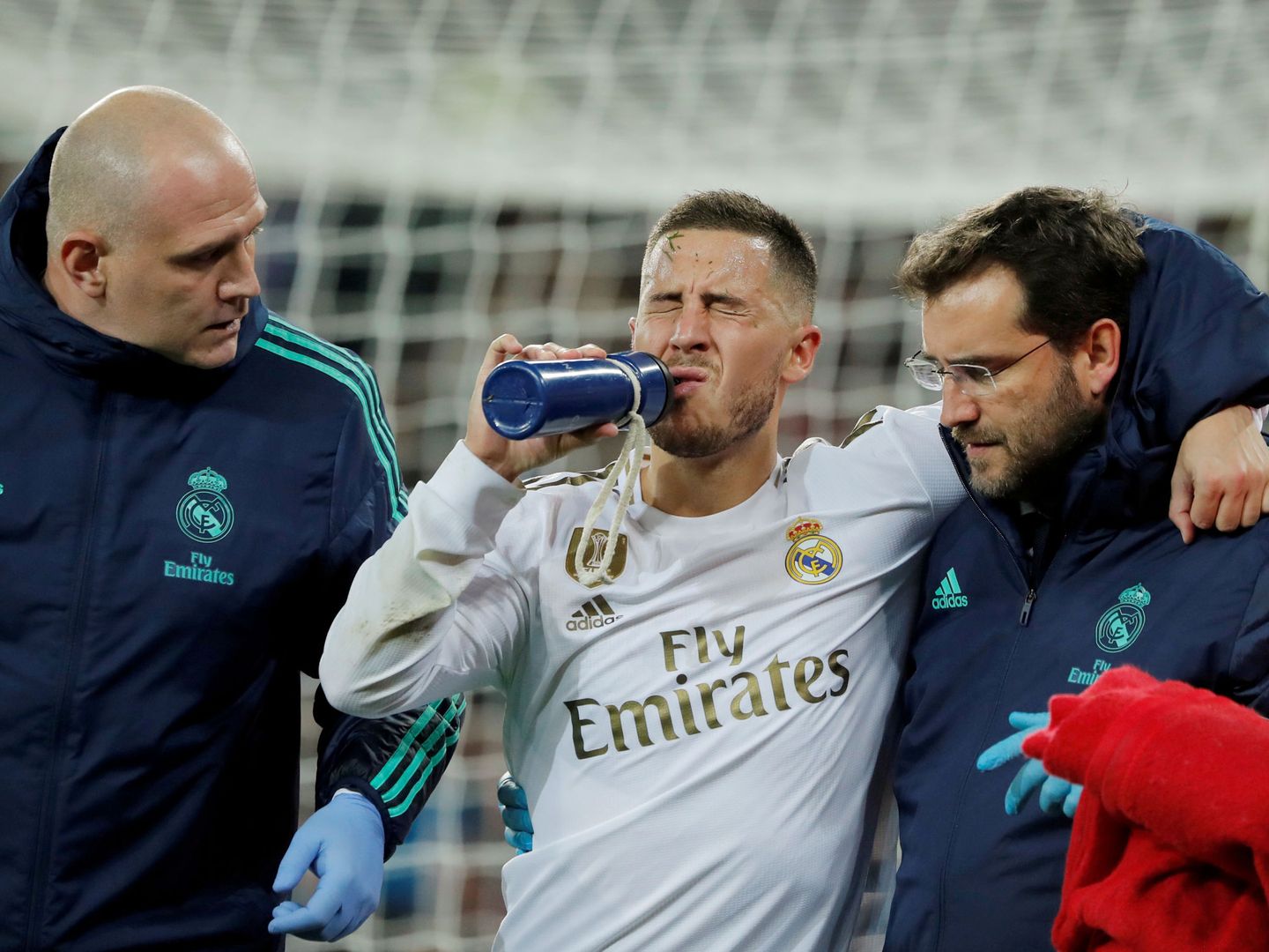 Eden Hazard se marcha lesionado en el partido contra el Paris Saint-Germain. (EFE)