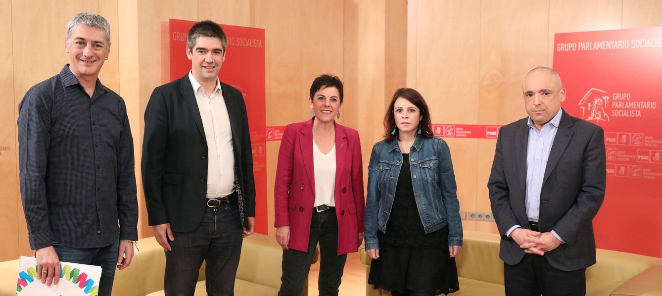 Fotografía facilitada por EH Bildu de la reunión entre el PSOE y su formación. 