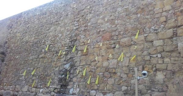 Foto: Lazos amarillos en la muralla romana de Tarragona. (Twitter: Jordi Cañas)