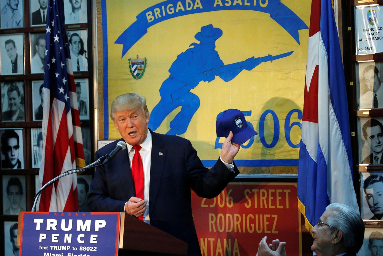 Donald Trump habla en la sede de los veteranos de la invasión de Bahía de Cochinos en Florida, durante la campaña electoral en octubre de 2016. (Reuters)