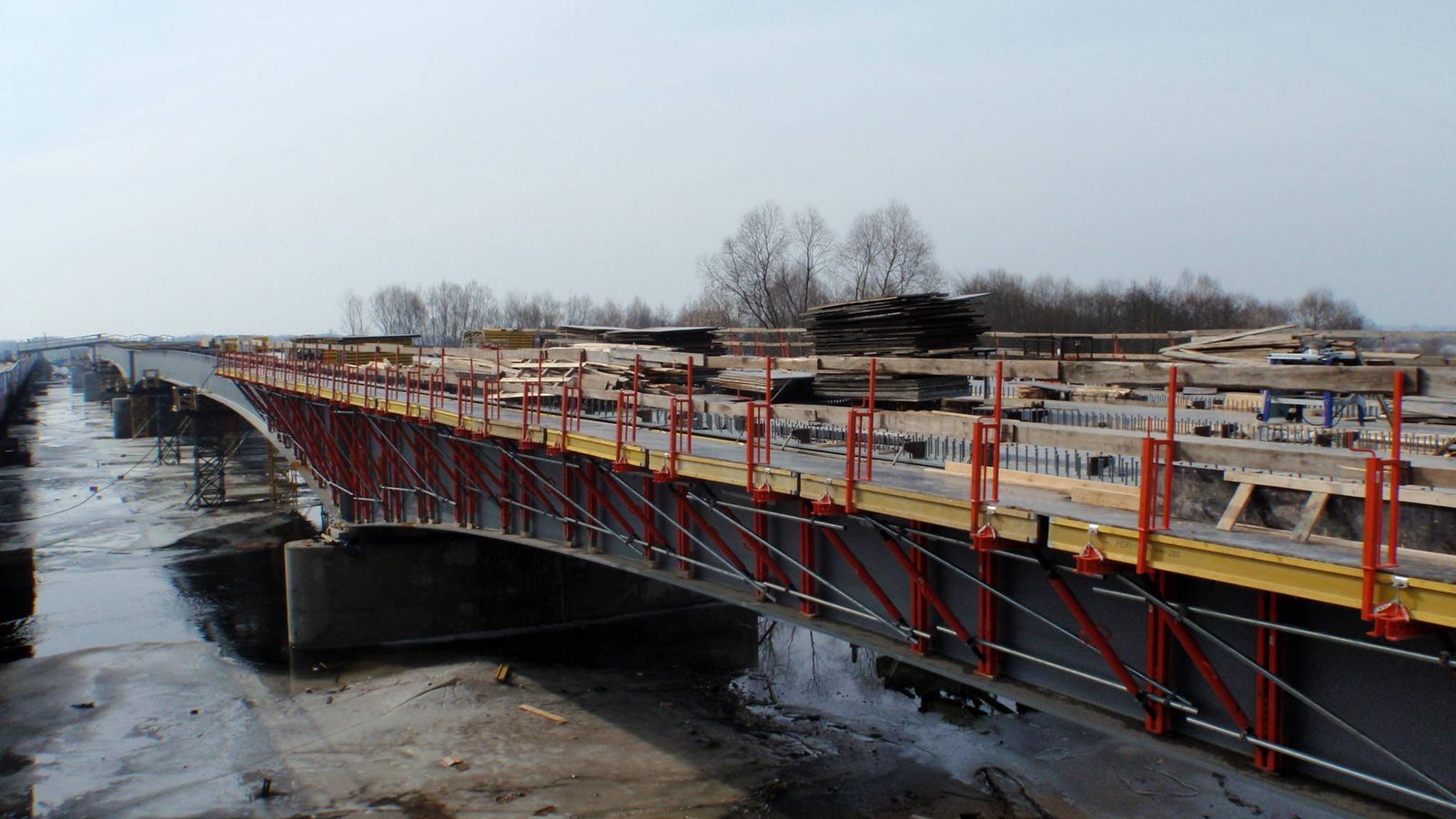Foto: Puente sobre el río Bug, en Polonia, construido por Sando. (Sando)