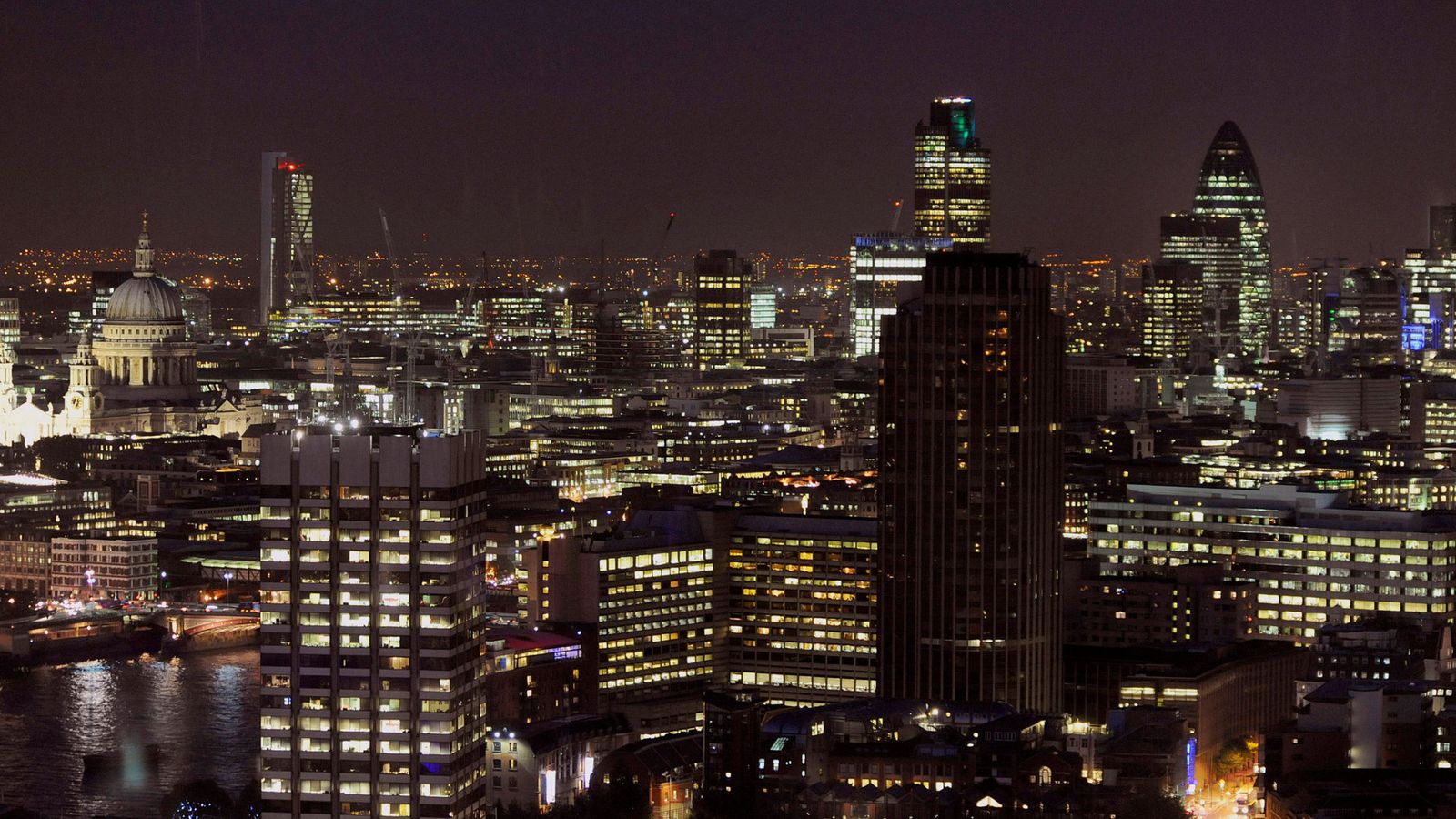 Foto: Distrito financiero de Londres por la noche. (Reuters)
