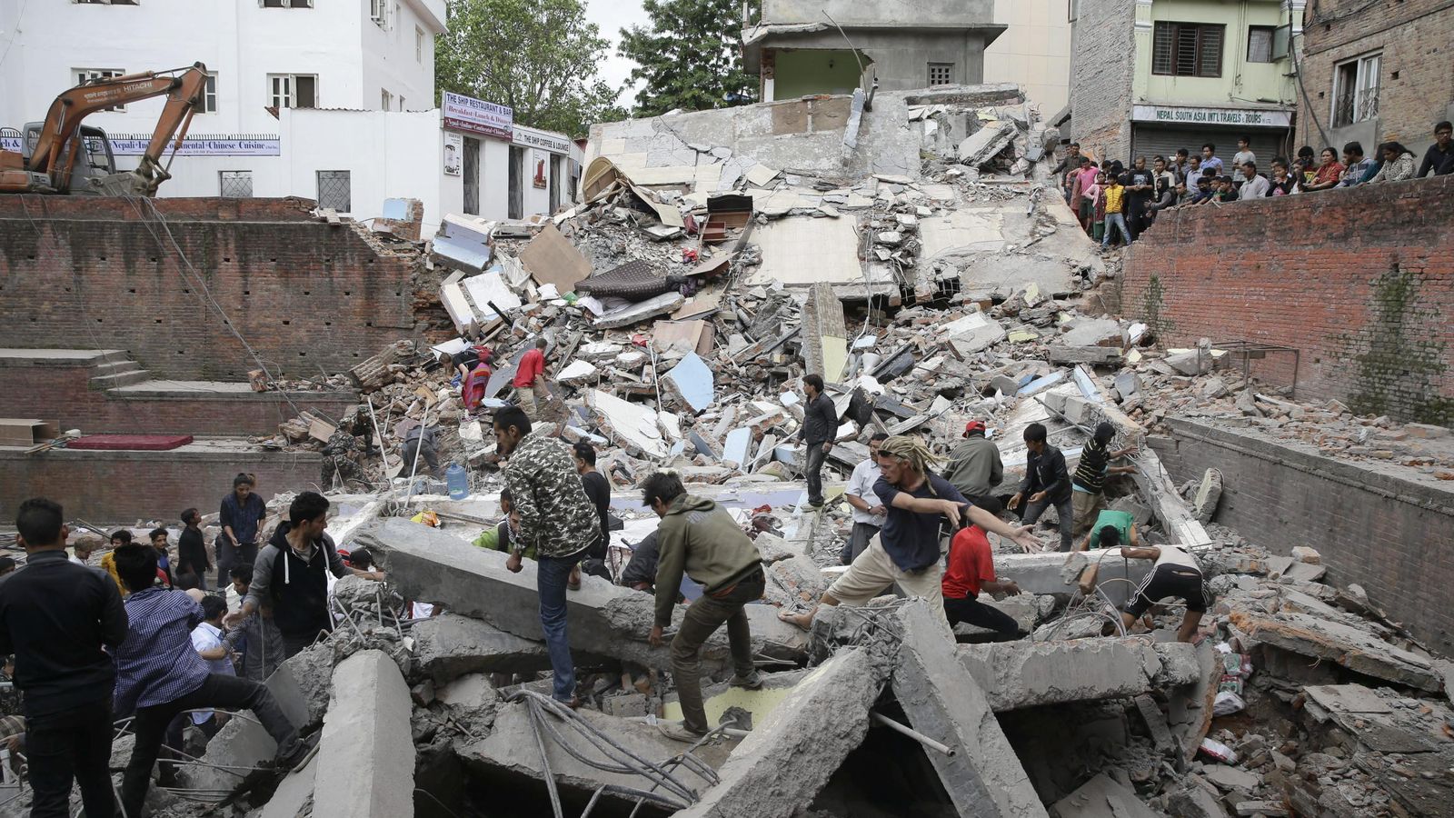 Foto: Terremoto Nepal. Búsqueda de supervivientes entre las ruinas de un edificio en Katmandú. (Efe)