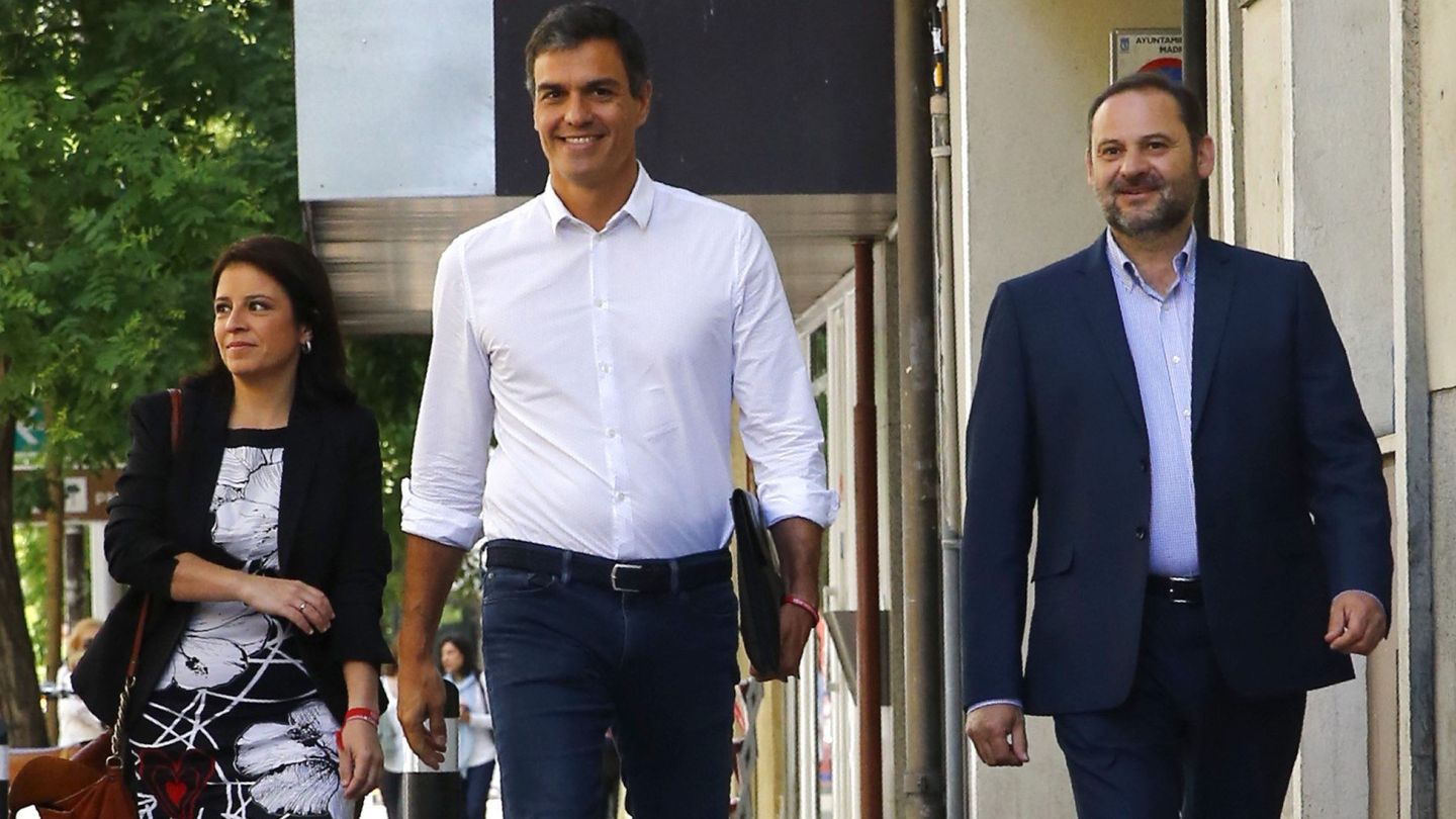 Pedro Sánchez, con Adriana Lastra y José Luis Ábalos, el 24 de mayo de 2017 llegando a Ferraz, tras ser reelegido secretario general en primarias. (EFE)