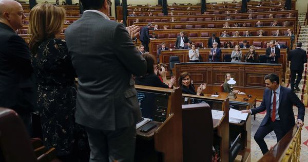 Foto: El presidente del Gobierno, Pedro Sánchez, recibe aplausos en el último pleno del Congreso. (EFE)