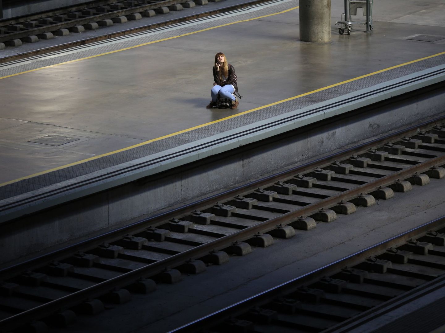 Una mujer espera sola al tren en la estación sevillana de Santa Justa. (Reuters/Marcelo del Pozo)