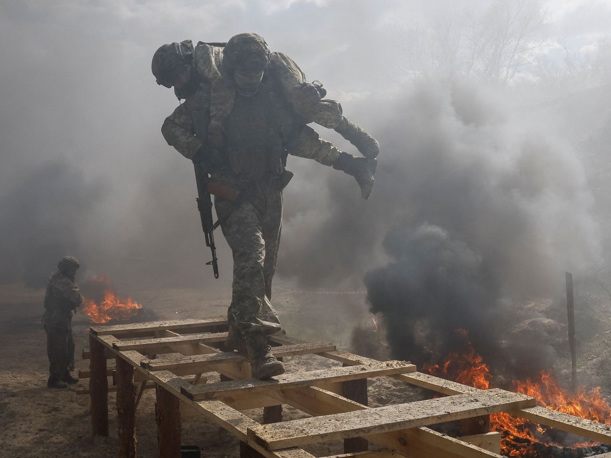 Foto: Un soldado ucraniano, en un ejercicio de entrenamiento cerca de la frontera con Bielorrusia. (Reuters/Gleb Garanich)