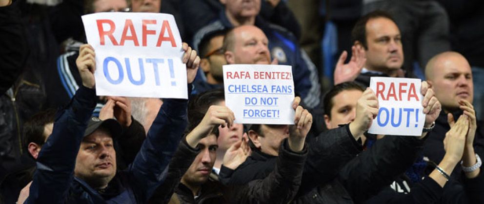 Foto: A Rafa Benítez le cae un 'chaparrón' en su estreno en el banquillo del Chelsea