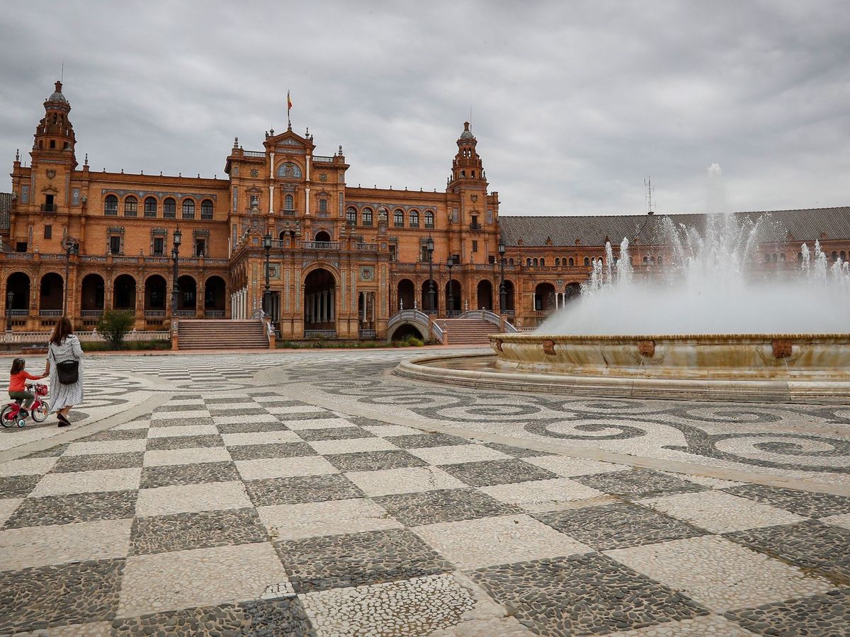 Foto: Araña un azulejo de la Plaza de España en Sevilla para "dar una lección" (EFE)