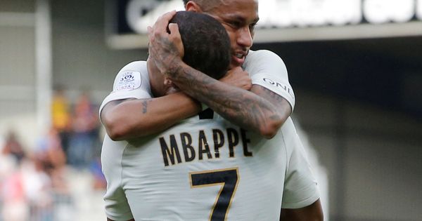 Foto: Neymar y Mbappé celebran un gol en el partido del PSG contra el Guingamp. (Reuters) 