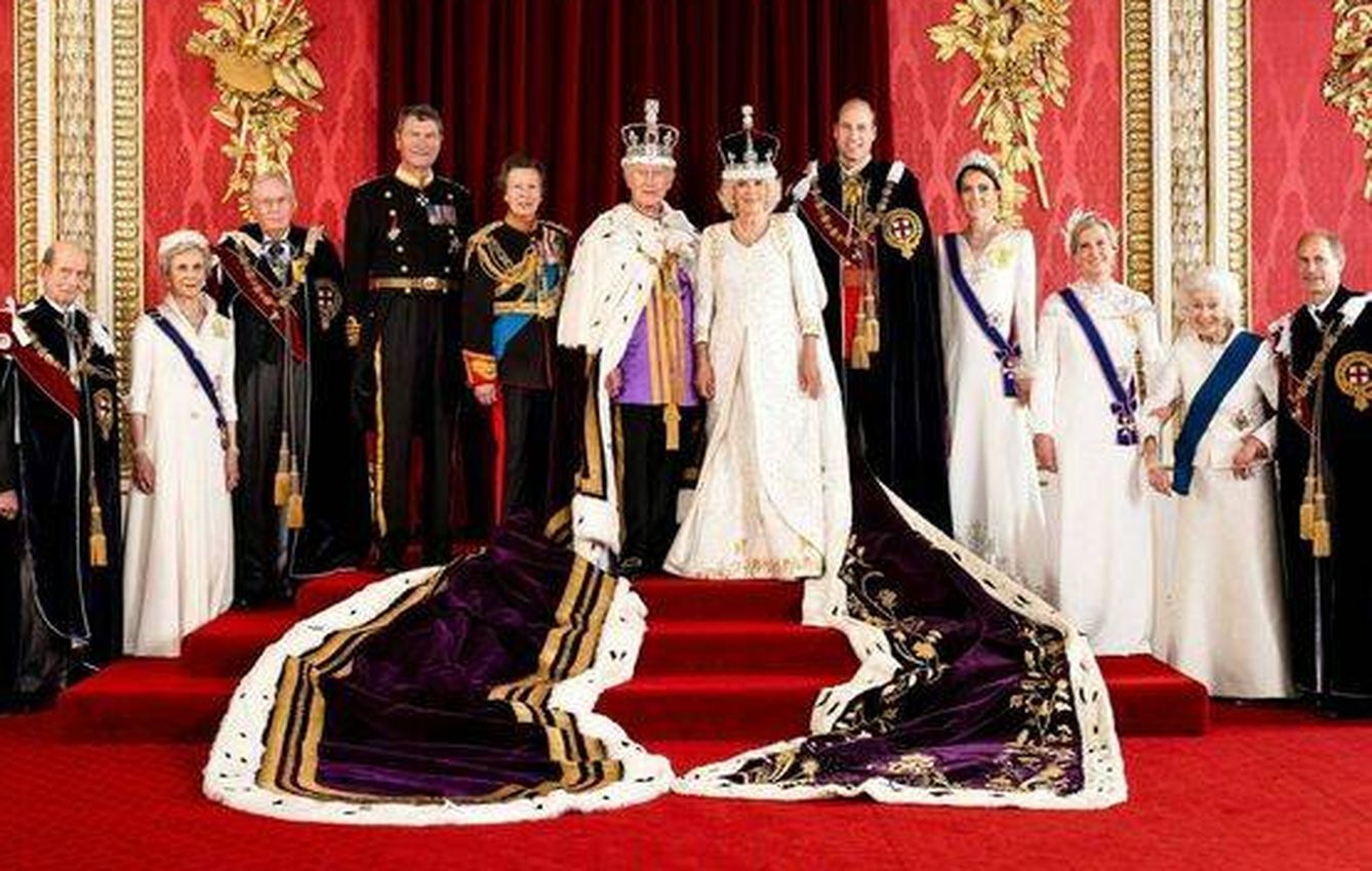Los reyes de Inglaterra junto a la familia real tras la coronación. (Buckingham)