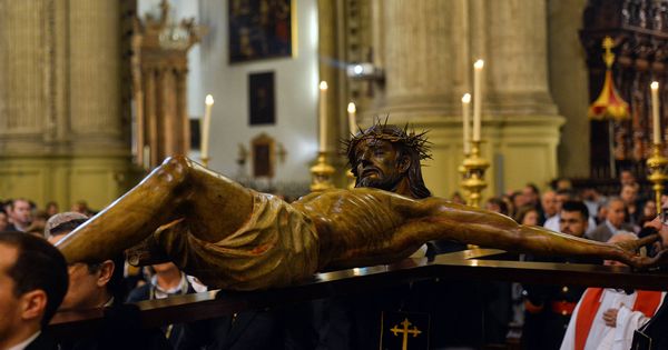 Foto: Vía Crucis del Cristo Mutilado por el interior de la catedral de Málaga. (Julio Salcedo)